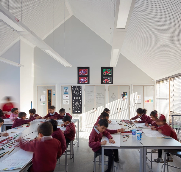 Una acústica mal diseñada afecta el aprendizaje y el bienestar de los niños en escuelas - Imagen Principal
