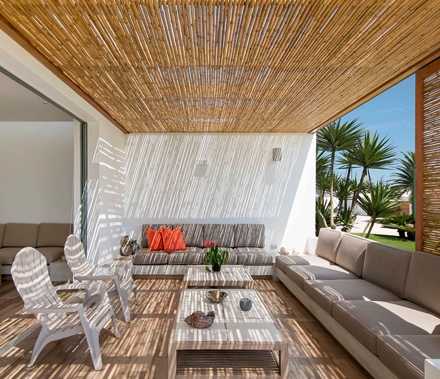 Casas con pérgolas de madera en Perú: la sombra entre espacios interiores y paisaje - Imagen Principal