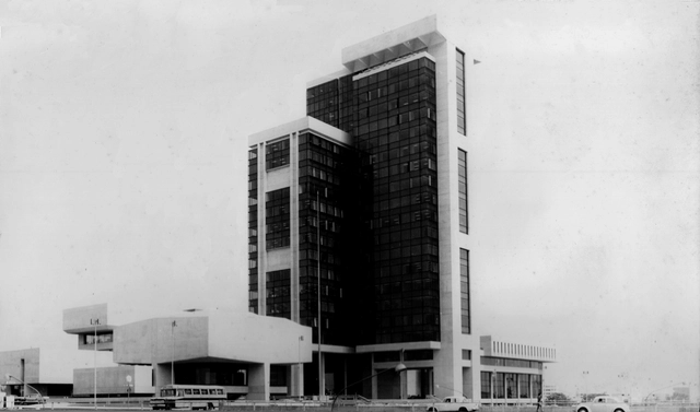 Clásicos de Arquitectura: Edificio Petroperú / Walter Weberhofer + Daniel Arana - Fotografía exterior, Fachada, Urbano