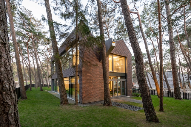 Vivienda Residencial en Klaipėda / Architectural Bureau G.Natkevicius & Partners - Fotografía exterior, Casas, Puerta, Bosque