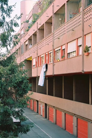 O icônico complexo Gallaratese em Milão, pelas lentes de Kane Hulse - Imagem de Destaque