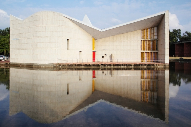 From Colonization to Le Corbusier: Was Modernism in India an Imposition or an Invitation? - Featured Image
